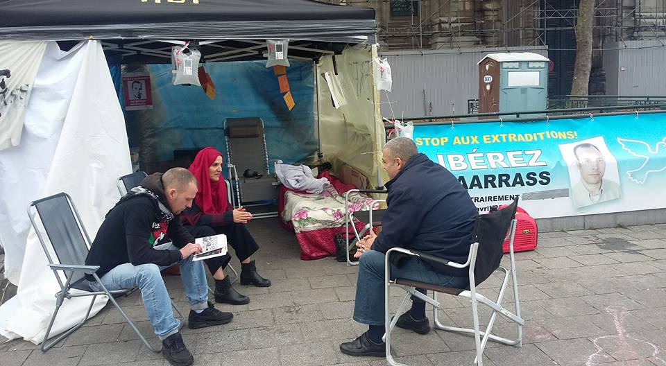 En direct de la place poelaert où nos grévistes de la faim tournante vous saluent et attendent votre visite de soutien. ‪#‎freealiaarrassnow‬